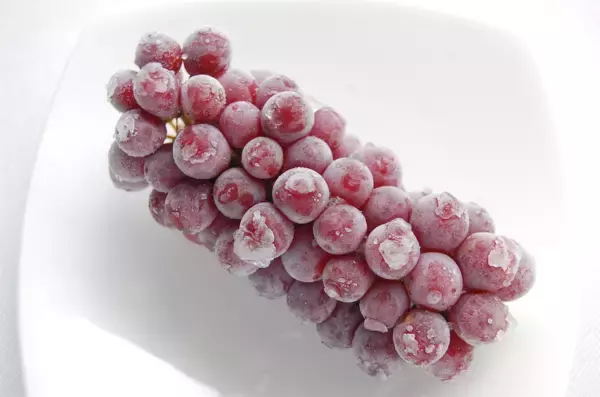 「【全農公式Twitter】デラウェアは房ごと冷凍庫へGO！皮ごと食べられてヒンヤリ甘くておいしい～♡」の画像