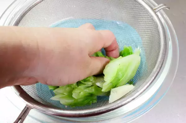 「捨てるな！キャベツの芯は甘い♡「キャベツのレモンマリネ」作ってみた♪味付けはドレッシング1発！」の画像