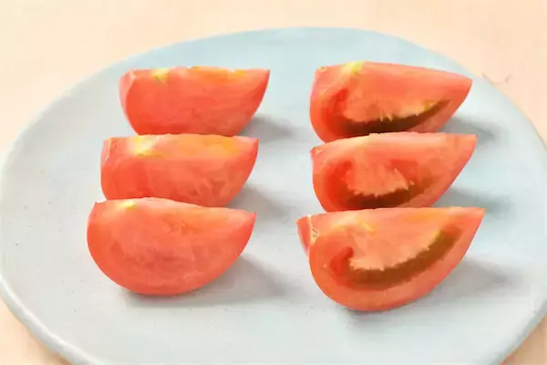 【青髪のテツ】「トマトの美麗カット術を紹介します！」コツは…お尻!?もう飛び散らない♪つぶれない♪