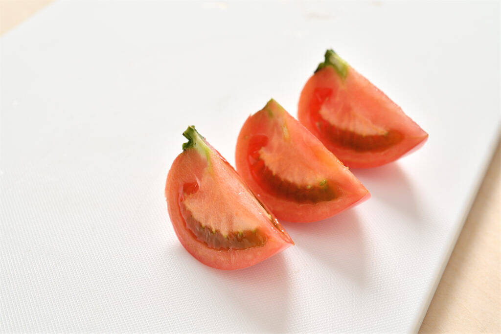 【青髪のテツ】「トマトの美麗カット術を紹介します！」コツは…お尻!?もう飛び散らない♪つぶれない♪