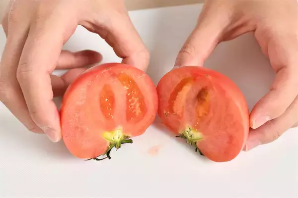 「【青髪のテツ】「トマトの美麗カット術を紹介します！」コツは…お尻!?もう飛び散らない♪つぶれない♪」の画像