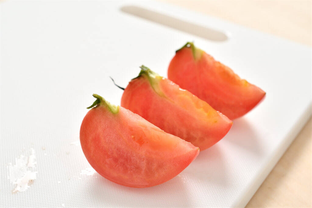 【青髪のテツ】「トマトの美麗カット術を紹介します！」コツは…お尻!?もう飛び散らない♪つぶれない♪