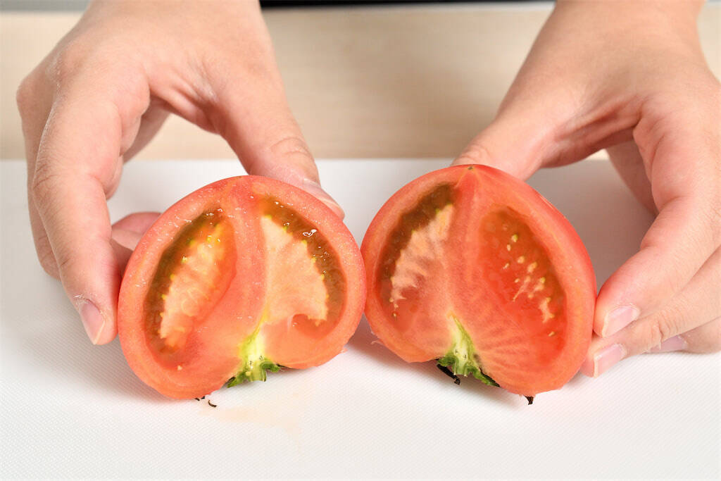 【青髪のテツ】「トマトの美麗カット術を紹介します！」コツは…お尻!?もう飛び散らない♪つぶれない♪