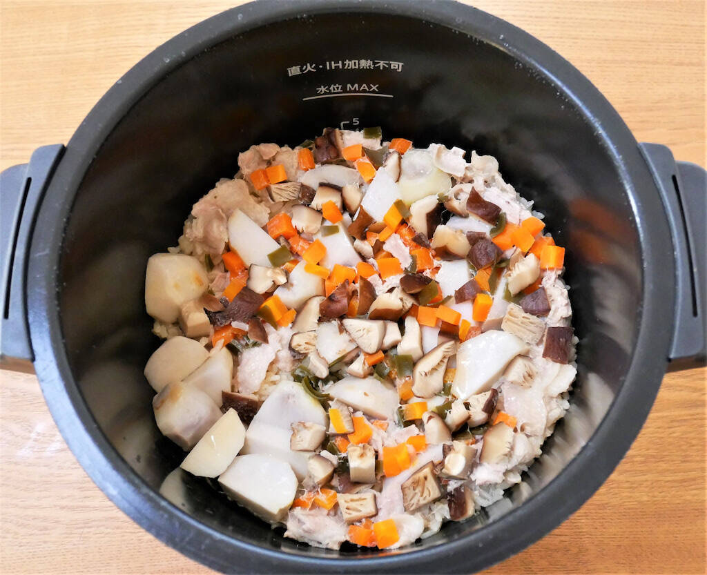 【炊飯器でほったらかし】豚肉と昆布だしの「沖縄風炊き込みご飯」作ってみた！地元飯っぽいお味♡