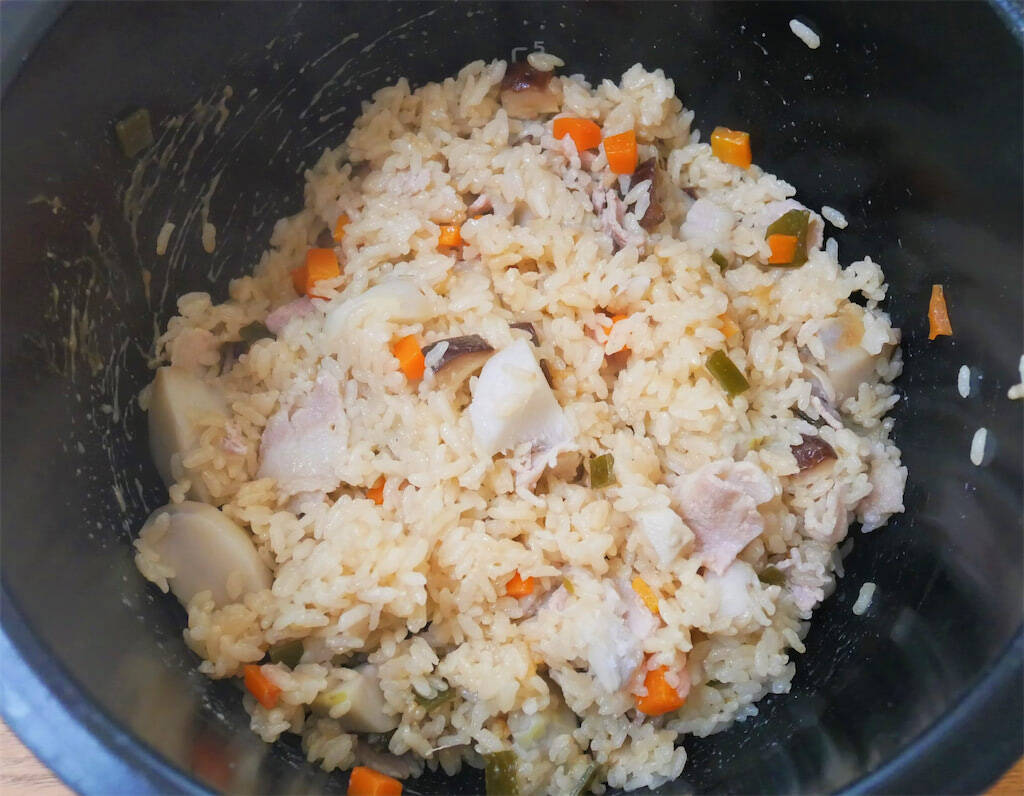 【炊飯器でほったらかし】豚肉と昆布だしの「沖縄風炊き込みご飯」作ってみた！地元飯っぽいお味♡