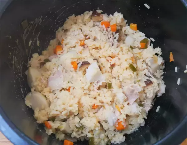 「【炊飯器でほったらかし】豚肉と昆布だしの「沖縄風炊き込みご飯」作ってみた！地元飯っぽいお味♡」の画像