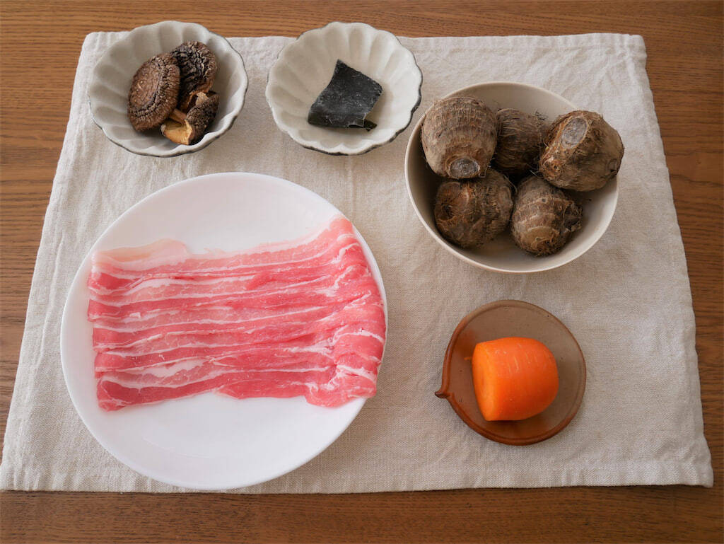 【炊飯器でほったらかし】豚肉と昆布だしの「沖縄風炊き込みご飯」作ってみた！地元飯っぽいお味♡