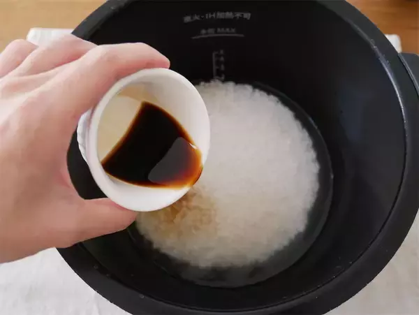 「【炊飯器でほったらかし】豚肉と昆布だしの「沖縄風炊き込みご飯」作ってみた！地元飯っぽいお味♡」の画像