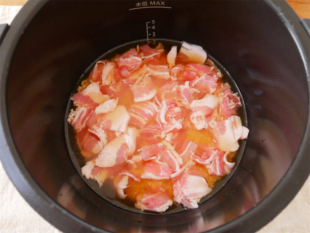 【炊飯器でほったらかし】豚肉と昆布だしの「沖縄風炊き込みご飯」作ってみた！地元飯っぽいお味♡