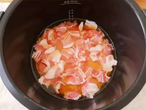 「【炊飯器でほったらかし】豚肉と昆布だしの「沖縄風炊き込みご飯」作ってみた！地元飯っぽいお味♡」の画像