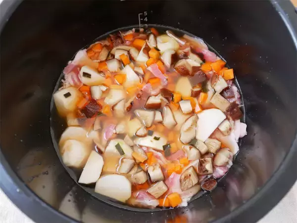 「【炊飯器でほったらかし】豚肉と昆布だしの「沖縄風炊き込みご飯」作ってみた！地元飯っぽいお味♡」の画像