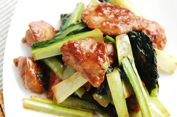 「【疲れ目はレバーで労われ！】簡単血抜きで初心者も◎「鶏レバーと小松菜の炒め物」作ってみた♪ふくふく食感♡」の画像