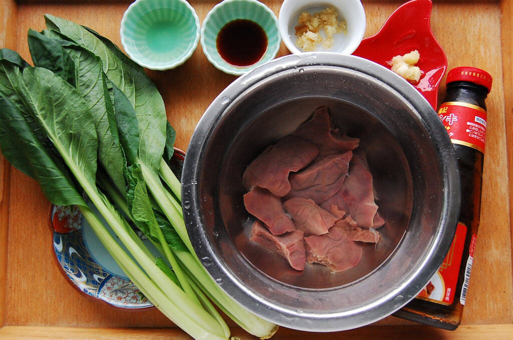 【疲れ目はレバーで労われ！】簡単血抜きで初心者も◎「鶏レバーと小松菜の炒め物」作ってみた♪ふくふく食感♡