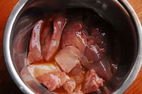 「【疲れ目はレバーで労われ！】簡単血抜きで初心者も◎「鶏レバーと小松菜の炒め物」作ってみた♪ふくふく食感♡」の画像