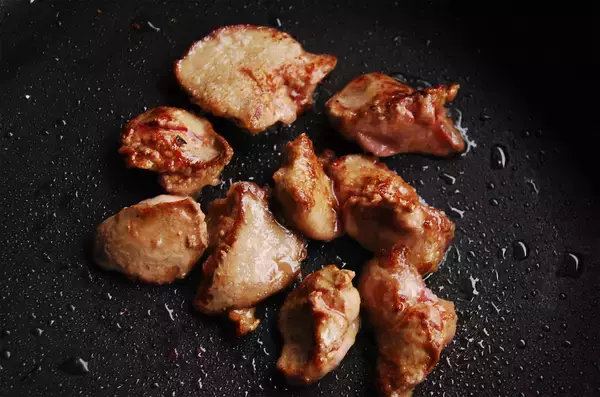 「【疲れ目はレバーで労われ！】簡単血抜きで初心者も◎「鶏レバーと小松菜の炒め物」作ってみた♪ふくふく食感♡」の画像