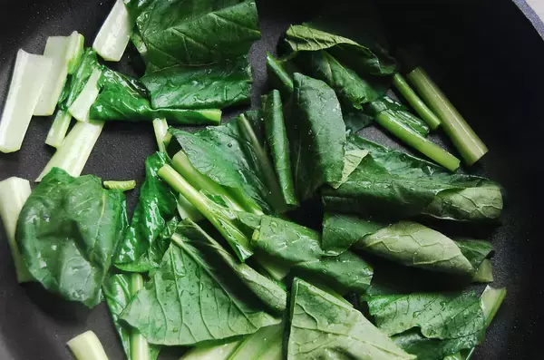 「【疲れ目はレバーで労われ！】簡単血抜きで初心者も◎「鶏レバーと小松菜の炒め物」作ってみた♪ふくふく食感♡」の画像