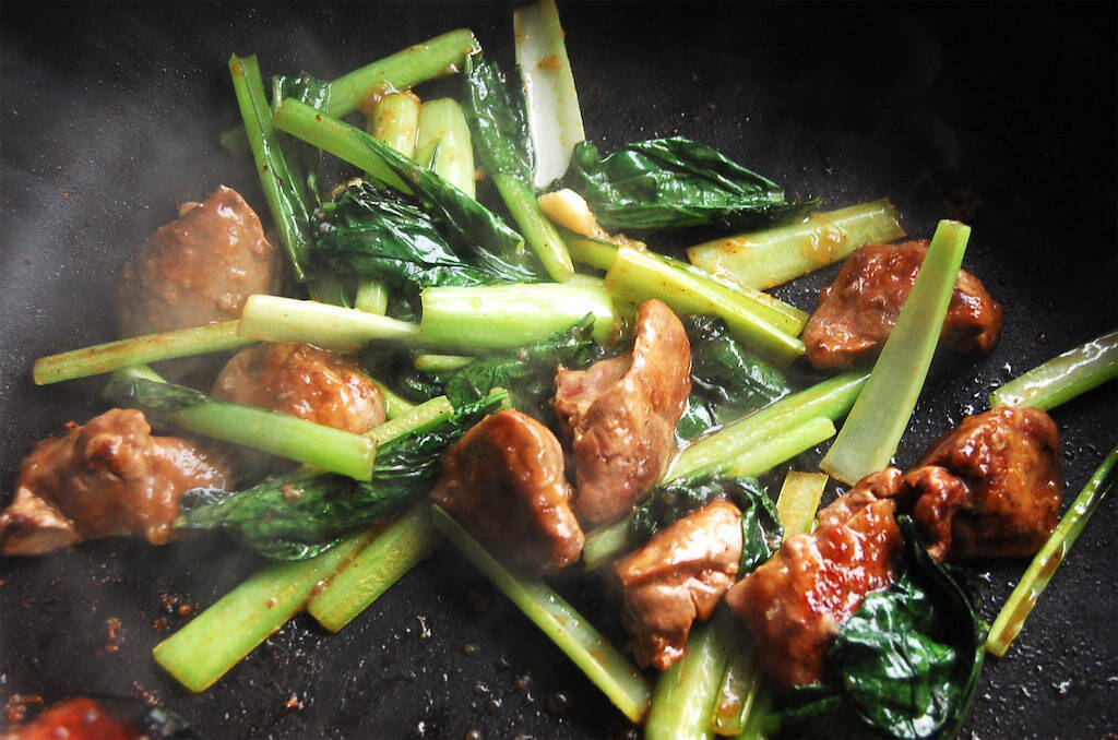 【疲れ目はレバーで労われ！】簡単血抜きで初心者も◎「鶏レバーと小松菜の炒め物」作ってみた♪ふくふく食感♡