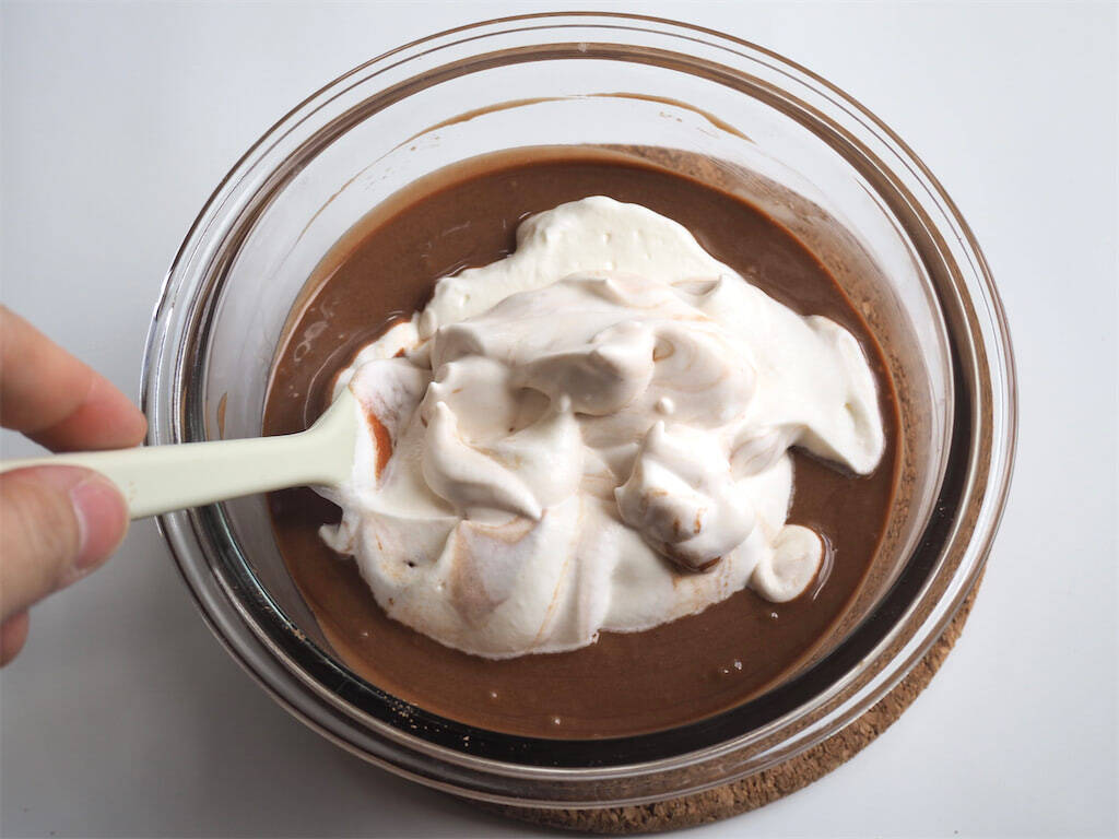 【材料2つで本格派】板チョコ＋生クリームを混ぜて冷やすだけ！「濃厚チョコアイス」作ってみた！口どけ感動レベル♪