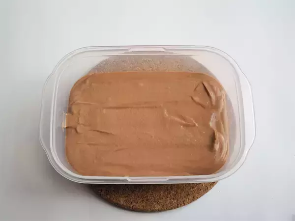 「【材料2つで本格派】板チョコ＋生クリームを混ぜて冷やすだけ！「濃厚チョコアイス」作ってみた！口どけ感動レベル♪」の画像