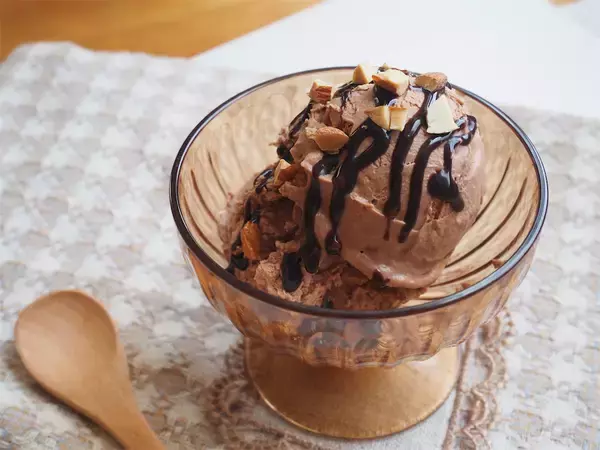 「【材料2つで本格派】板チョコ＋生クリームを混ぜて冷やすだけ！「濃厚チョコアイス」作ってみた！口どけ感動レベル♪」の画像