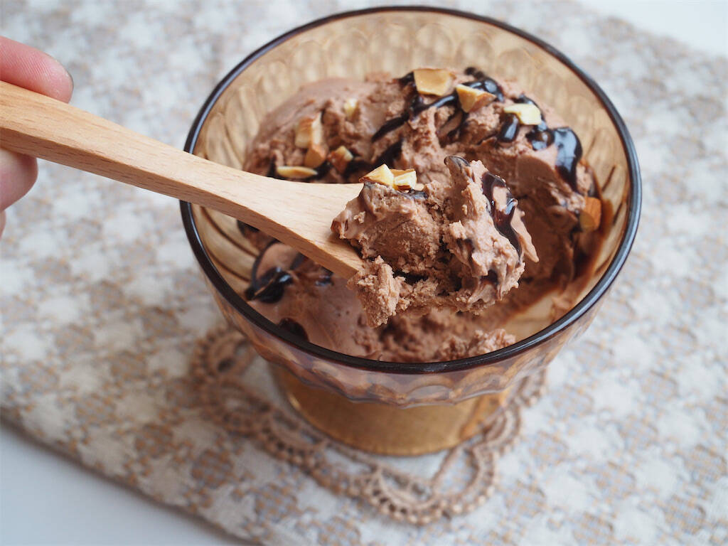 【材料2つで本格派】板チョコ＋生クリームを混ぜて冷やすだけ！「濃厚チョコアイス」作ってみた！口どけ感動レベル♪