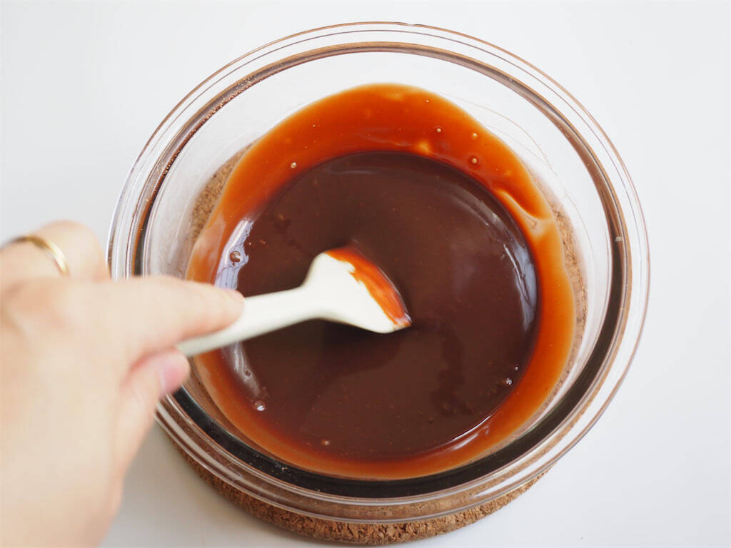 【材料2つで本格派】板チョコ＋生クリームを混ぜて冷やすだけ！「濃厚チョコアイス」作ってみた！口どけ感動レベル♪