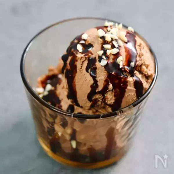 「【材料2つで本格派】板チョコ＋生クリームを混ぜて冷やすだけ！「濃厚チョコアイス」作ってみた！口どけ感動レベル♪」の画像