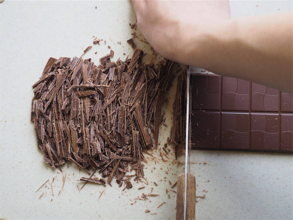 【材料2つで本格派】板チョコ＋生クリームを混ぜて冷やすだけ！「濃厚チョコアイス」作ってみた！口どけ感動レベル♪