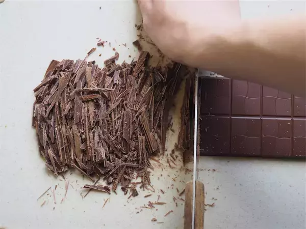 「【材料2つで本格派】板チョコ＋生クリームを混ぜて冷やすだけ！「濃厚チョコアイス」作ってみた！口どけ感動レベル♪」の画像