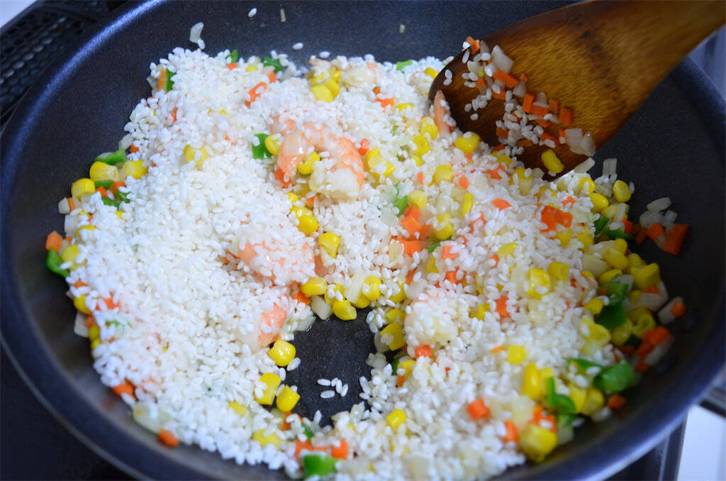 【コーンが主役】プチっと食感弾ける♪甘うまな「エビパエリア」作ってみた！おこげが香ばしくて口福♡