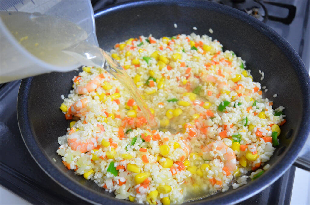 【コーンが主役】プチっと食感弾ける♪甘うまな「エビパエリア」作ってみた！おこげが香ばしくて口福♡