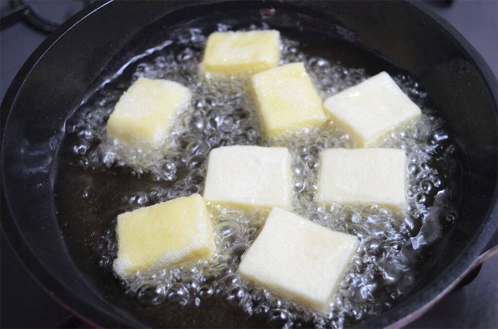 【高野豆腐を揚げると…】極上のトロ～リ食感に♪農家直伝「揚げ出し豆腐風のねぎ味噌和え」作ってみた！