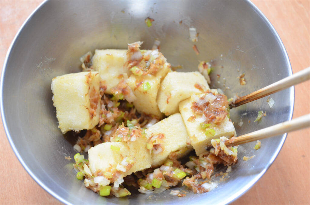 【高野豆腐を揚げると…】極上のトロ～リ食感に♪農家直伝「揚げ出し豆腐風のねぎ味噌和え」作ってみた！