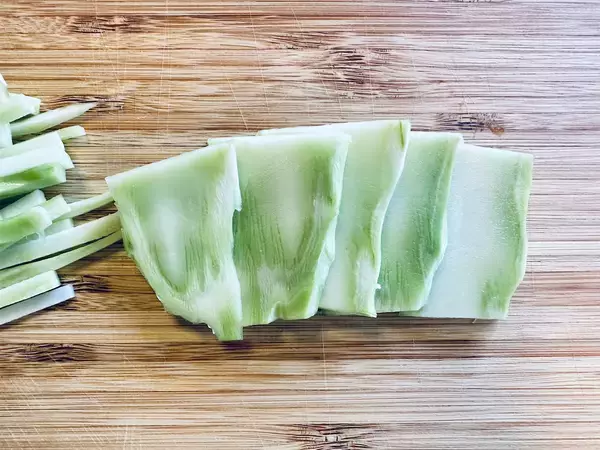 「【もう捨てない】ブロッコリーの茎で!? 節約春巻き作ろう！コリコリ食感♡ 春雨風のもやしもいい仕事【農家直伝】」の画像