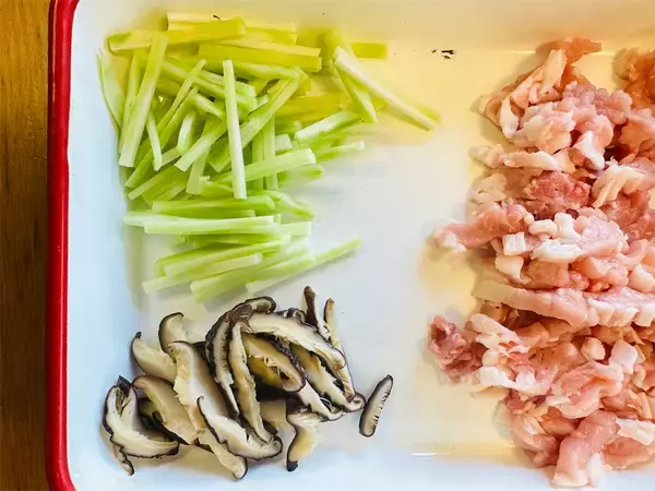 「【もう捨てない】ブロッコリーの茎で!? 節約春巻き作ろう！コリコリ食感♡ 春雨風のもやしもいい仕事【農家直伝】」の画像