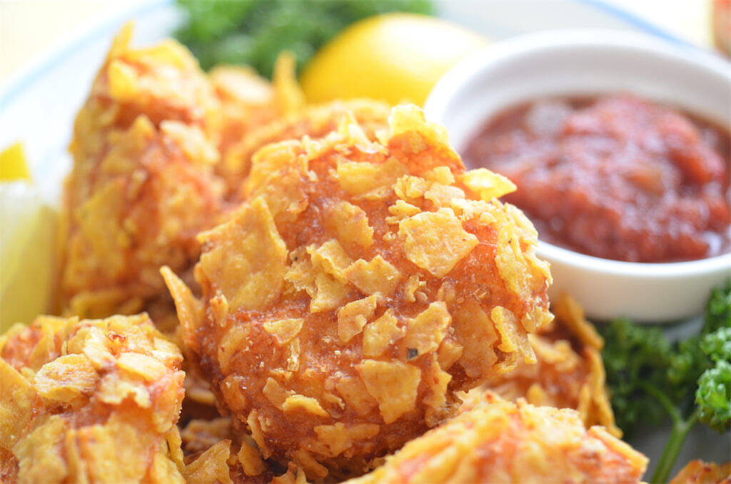 【スナック菓子を衣に!?】ドリトス砕いてクリスピーな「チキンナゲット」作ってみた！ザクザクの後に神ふわ食感♪