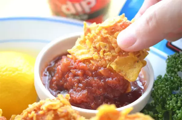 「【スナック菓子を衣に!?】ドリトス砕いてクリスピーな「チキンナゲット」作ってみた！ザクザクの後に神ふわ食感♪」の画像