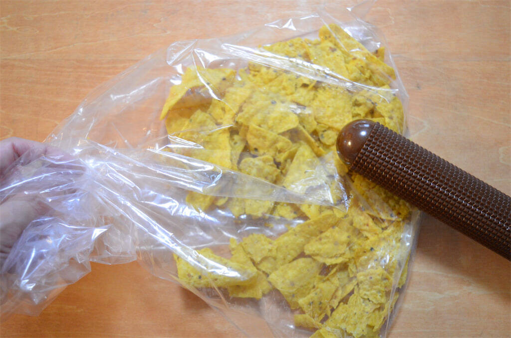 【スナック菓子を衣に!?】ドリトス砕いてクリスピーな「チキンナゲット」作ってみた！ザクザクの後に神ふわ食感♪