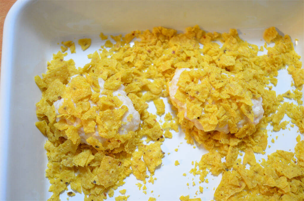 【スナック菓子を衣に!?】ドリトス砕いてクリスピーな「チキンナゲット」作ってみた！ザクザクの後に神ふわ食感♪