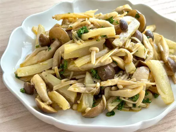 【えっ、煮物にしないの!?】きのこ×れんこんの和風コンビが「カレーマリネ」に大変身！シャキうま新感覚♡