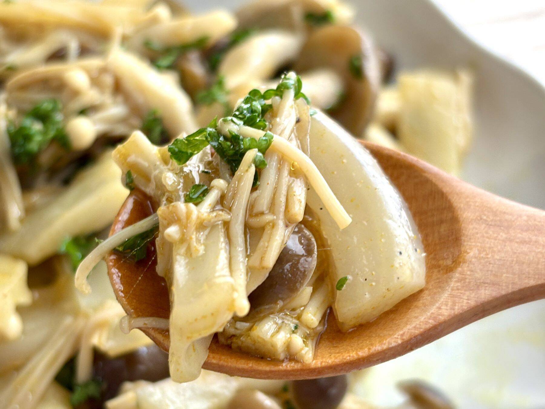 【えっ、煮物にしないの!?】きのこ×れんこんの和風コンビが「カレーマリネ」に大変身！シャキうま新感覚♡