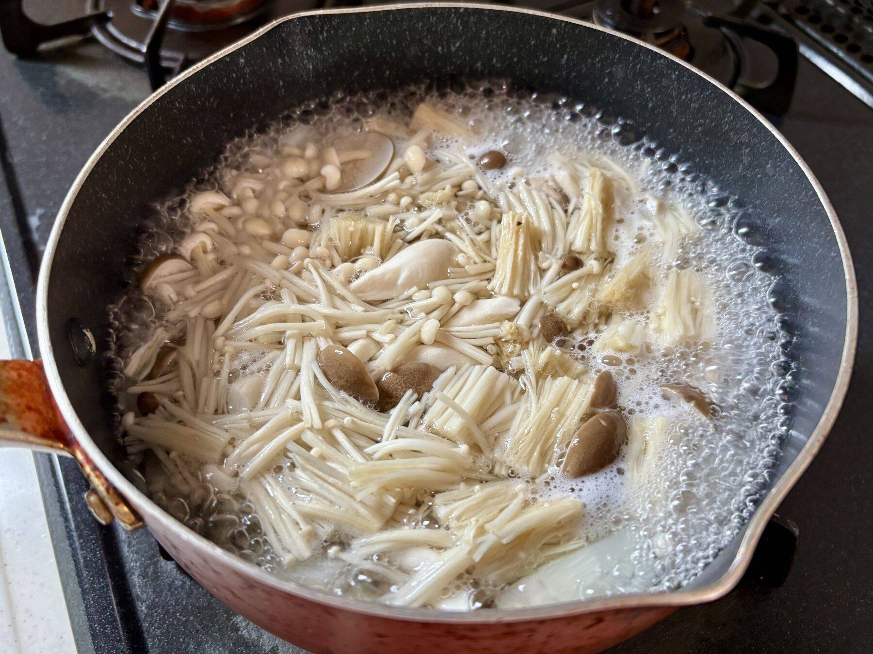 【えっ、煮物にしないの!?】きのこ×れんこんの和風コンビが「カレーマリネ」に大変身！シャキうま新感覚♡