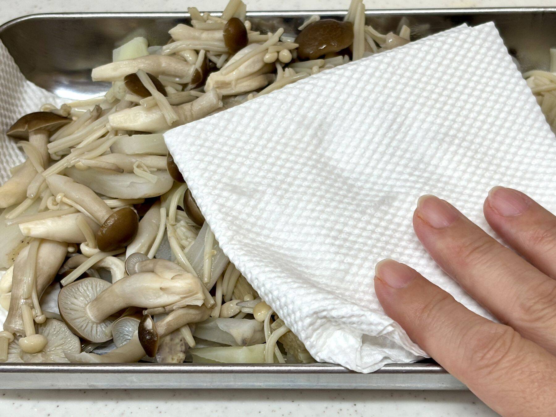 【えっ、煮物にしないの!?】きのこ×れんこんの和風コンビが「カレーマリネ」に大変身！シャキうま新感覚♡