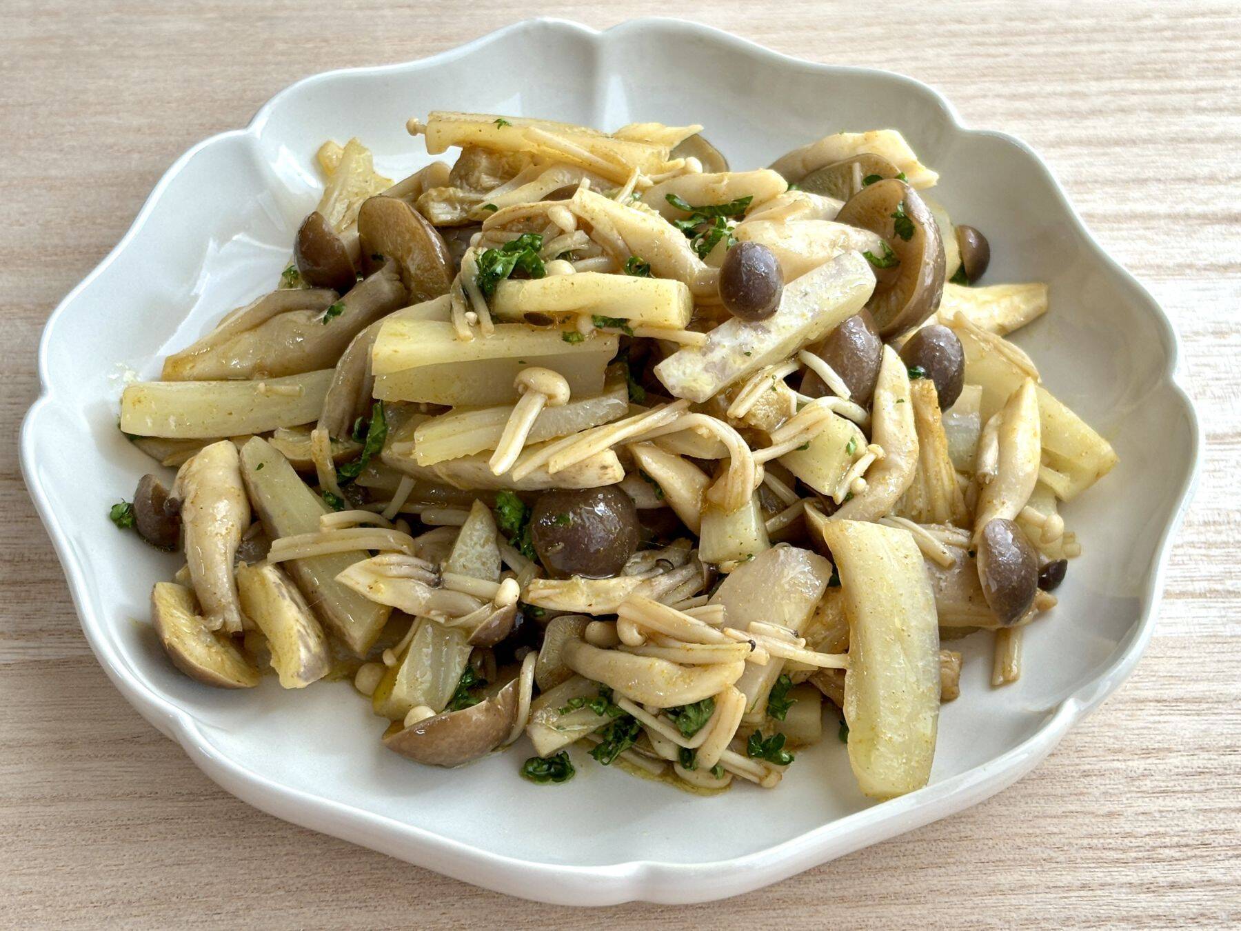 【えっ、煮物にしないの!?】きのこ×れんこんの和風コンビが「カレーマリネ」に大変身！シャキうま新感覚♡