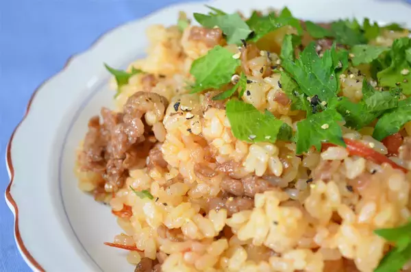 「【高級牛をご飯に混ぜる発想】「牛肉とトマトの混ぜご飯」作ってみた！トマトの酸味が絶妙～♪【農家直伝】」の画像