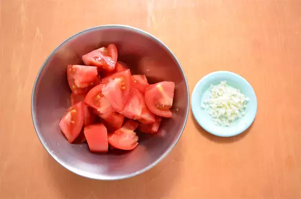 「【高級牛をご飯に混ぜる発想】「牛肉とトマトの混ぜご飯」作ってみた！トマトの酸味が絶妙～♪【農家直伝】」の画像