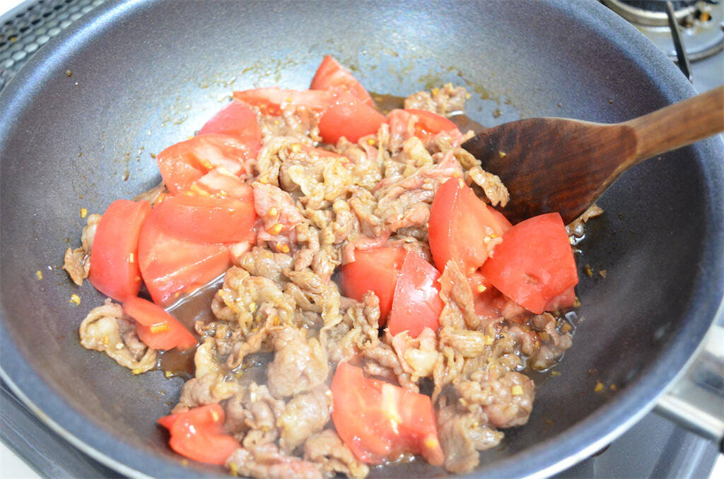 【高級牛をご飯に混ぜる発想】「牛肉とトマトの混ぜご飯」作ってみた！トマトの酸味が絶妙～♪【農家直伝】