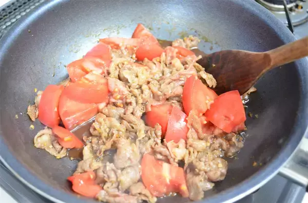 「【高級牛をご飯に混ぜる発想】「牛肉とトマトの混ぜご飯」作ってみた！トマトの酸味が絶妙～♪【農家直伝】」の画像