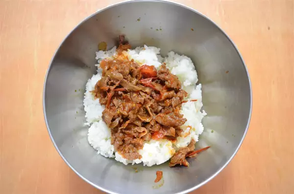 「【高級牛をご飯に混ぜる発想】「牛肉とトマトの混ぜご飯」作ってみた！トマトの酸味が絶妙～♪【農家直伝】」の画像
