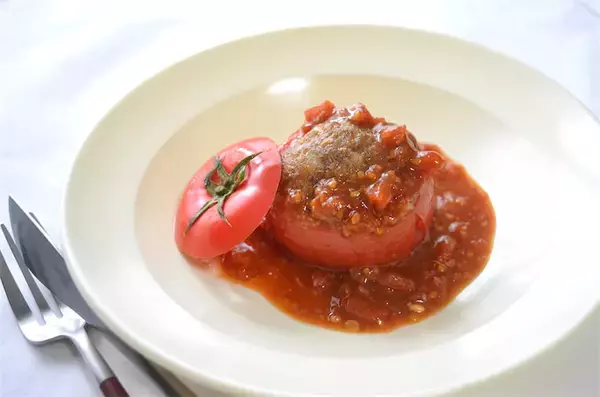 【トマトから肉汁あふれる！】農家激推しのごちそう「トマトの肉詰め」作ってみた！みそ味が大正解なの♪